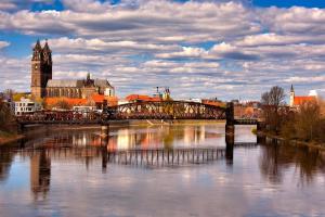 Magdeburg Dom Hubbruecke Elbe pixabay.news